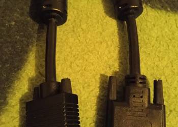 kabel pozłacany łączy komputer z monitorem
