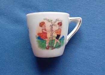 Porcelanowy kubek z serwisu dla dzieci, Koestner-Saxonia, sygnatura od 1929