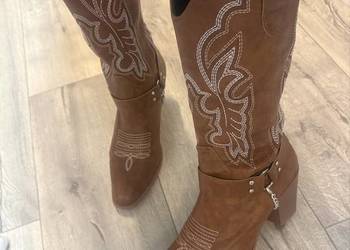 (40) Brązowe, bogato zdobione kozaki kowbojki z łańcuchem, Nowe