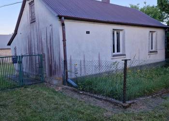 Duża działka 4600 m² z zabudowaniami.