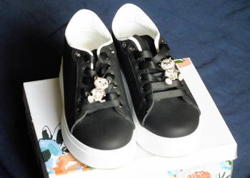 Sprzedam damskie czarne sneakersy na platformie ozdobione misia z cyrkonii