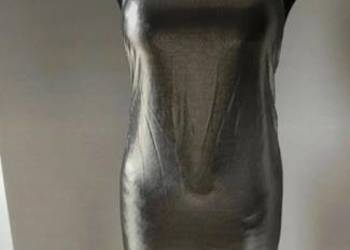 Elegancka sukienka srebna wyeksponowane plecy plus wiązanie na kokardę ołów