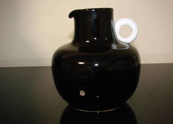 dzbanek z czerwonego szkła