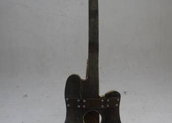 Wyjątkowa gitara na stojaku, dekoracja z desek od beczki dęb