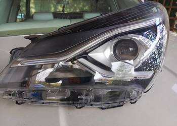 Toyota Yaris lampa przód lewa LED