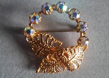 okrągła broszka z prlu z 7 cyrkoniami stan bdb średnica 4,5 cm okrągła broszka z prlu z 7 cyrkoniami stan bdb średnica 4,5 cm