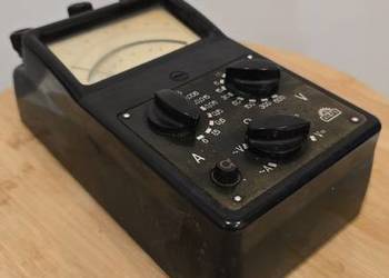 Analogowy multimetr (miernik uniwersalny) model UM-3, PRL