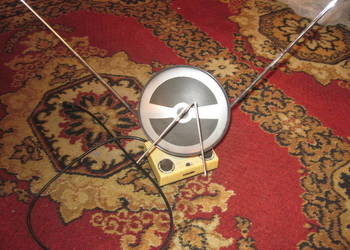 Antena pokojowa ze wzmacniaczem z wysuwanymi antenkami