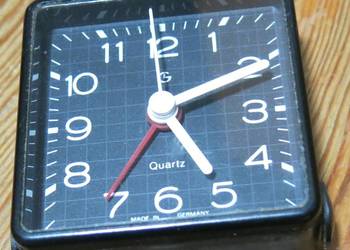 Budzik Quartz, plastikowy, czarny, produkcji niemieckiej