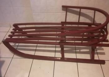 Sanki drewniane z oparciem i sznurkiem. Plozy metalowe. i dl. 90cm