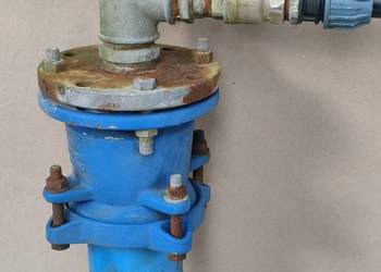 Oferuję:  Głowicę studni, głowica rury 100mm, Duże solidne mocowanie. Bez r