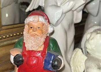 Figurka Mikołaja z pieskiem.   Cena 45 zł.   Wys. 12 cm. Podstawa o wym. 7