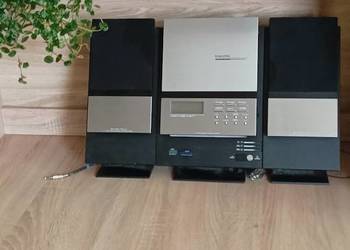 Radio budzik , CD i dwie kolumny.