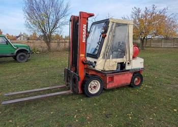 Wózek widłowy Nissan 2.5  T . LPG.