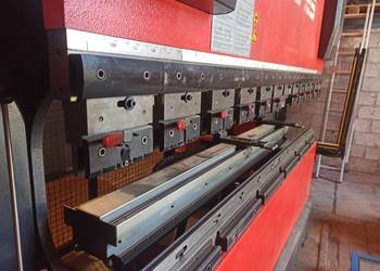 Amada 2,5m gięcia prasa krawędziowa CNC 80-25 8 osi stan bdb narzędzia 2008