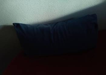Podłużna niebieska poduszka