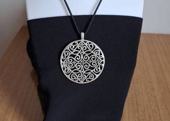 Srebrna  zawieszka z różowymi kamieniami