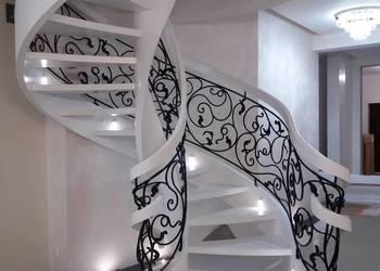 Schody drewniane giete krecone balustrada kuta