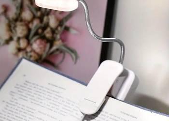 Lampka do czytnika książek