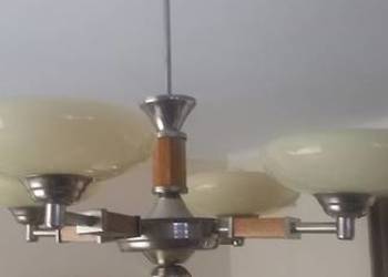 Czteroramienny żyrandol z kloszami w stylu Art Deco