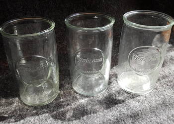 Trzy szklane szklanki słoiki