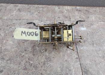 M006 Mechanizm starego zegara kominkowego bufetowego