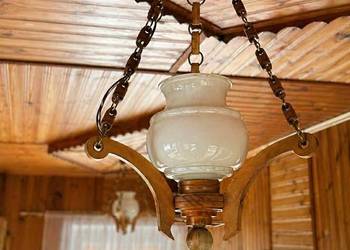 Komplet 2 drewnianych żyrandoli vintage PRL – rustykalne lampy z kloszem