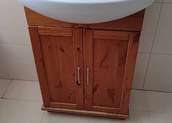Umywalka z szafką drewnianą