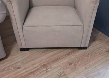 Fotel w kolorze jasnobeżowym