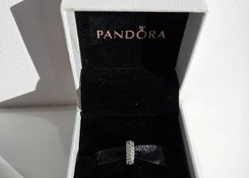 Separator charms z bezbarwnymi lśniącymi kamieniami Pandora