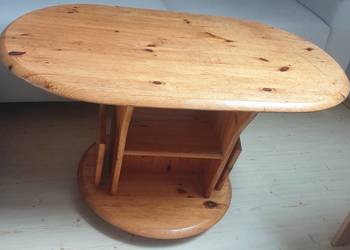 Solidny, owalny stolik na gazety