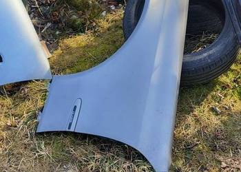 Błotnik  Prawy  Mercedes W 211   ładny stan