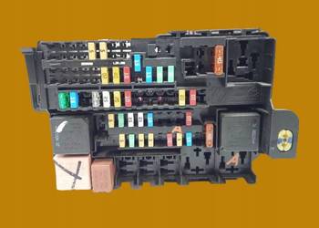 SKRZYNKA BEZPIECZNIKÓW 8200393836 Renault Laguna III (2007-  ) SKRZYNKA BEZPIECZNIKÓW 8200393836 Renault Laguna III (2007-  )