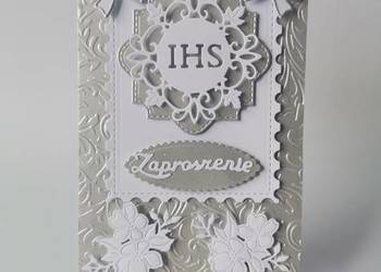 ZAPROSZENIA KOMUNIA UNIWERSALNE IHS W RAMCE KOKARDY B6 SREBRO – BIEL