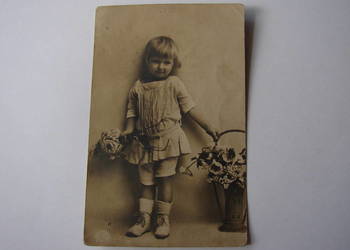 Kalisz - Sieradz - stare zdjęcie z 1921 r / dziewczynka z kwiatami