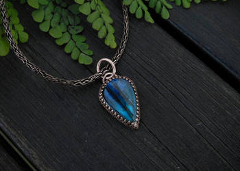 Miedziany wisiorek z labradorytem