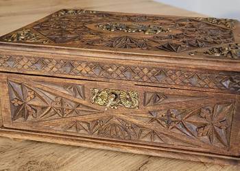 Ręcznie rzeźbiona szkatułka egzotyczne drewno misterne motywy roślinne mosi