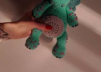 Baby smok wykonany na szydełku