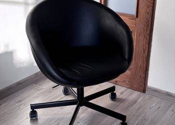 Fotel obrotowy na kółkach