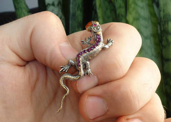 Bardzo stara broszka z platyny