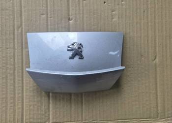 Zadupek  łącznik osłona między lampami Peugeot Citystar