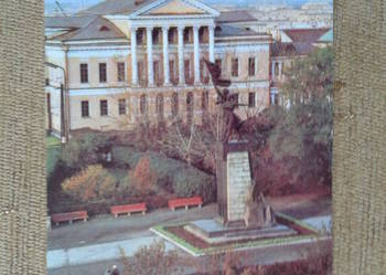 WIDOK NA POMNIK W SWIERDŁOWSKU