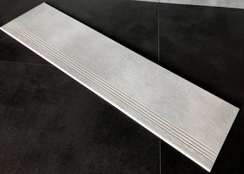 Betonowe schody, szare płytki z rowkiem 100x30