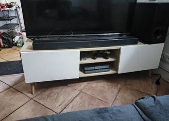 Szafka RTV pod telewizor białe fronty jasne drewno na nóżkach