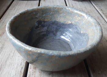 Miska ceramiczna ręcznie wykonana z gliny.