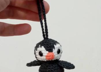 Pingwinek wykonany na szydełku, brelok