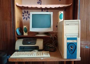 Stary Zestaw Komputerowy PC (uszkodzony)