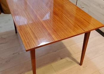 Stół jadalny z małą ławą