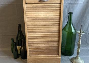 Drewniana szafka - archiwum z roletą