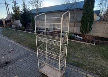 Sprzedam metalowy regał ekspozycyjny z półkami koszowymi